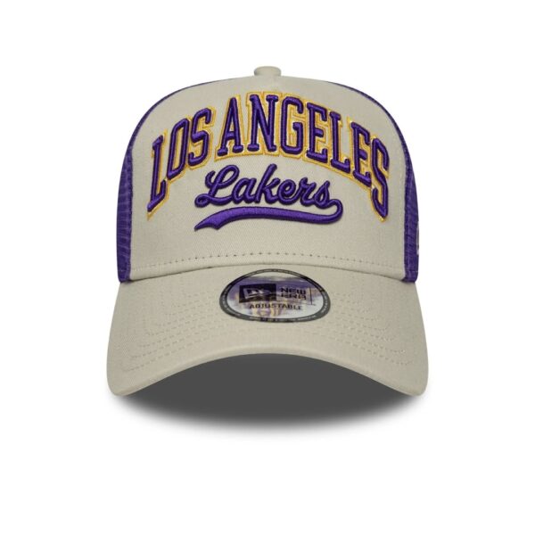 NEW ERAGorra"SCRIPT EF TRUCKER LOSLAK"color beige