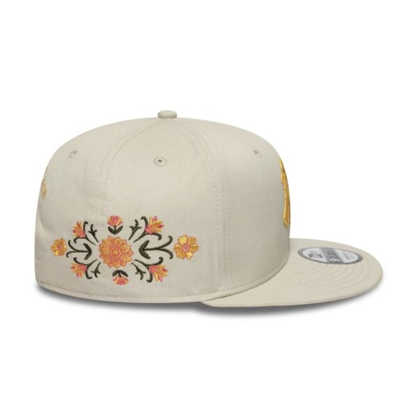 NEW ERAGorra"FLORAL 9FIFTY NEYYAN STNGYL"color beige